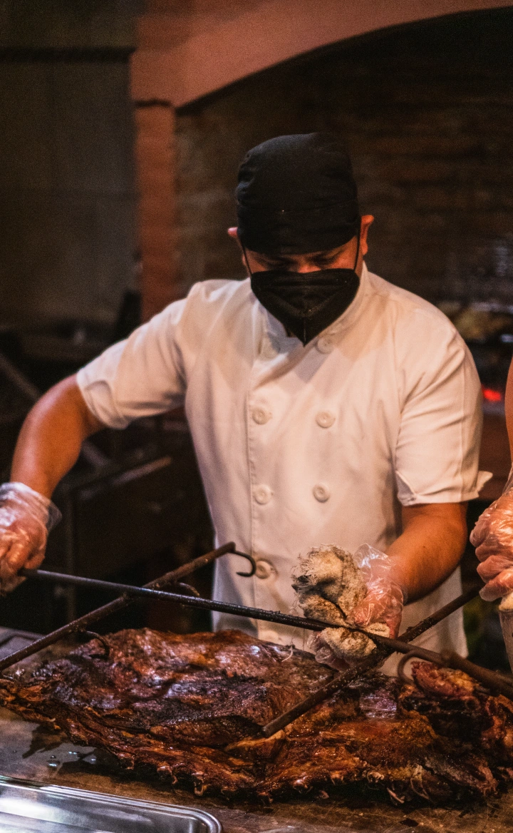 Chef da Puerto Paraíso preparando churrasco
