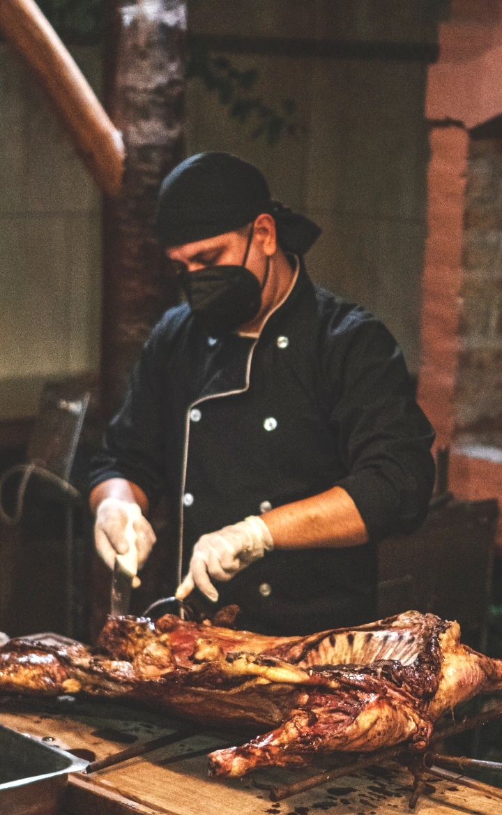 Chef da Puerto Paraíso servindo churrasco